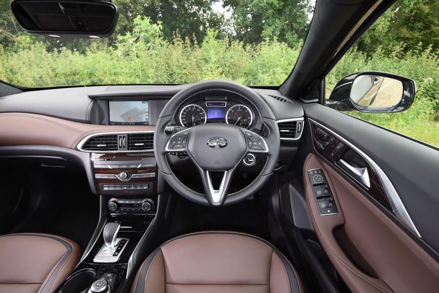 Панель приборов Infiniti QX30 2.2d AWD 2016 года  (UK) (фото 3 из 30)
